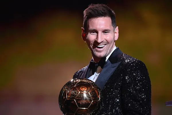 Cristiano Ronaldo é eleito melhor do mundo e empata com Messi