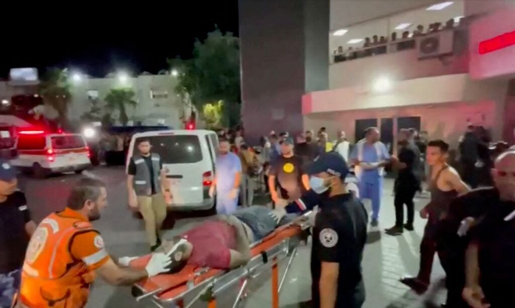 Pessoas feridas são transferidas após hospital de Gaza ser atingido em ataque 17/10/2023 REUTERS/Reuters TV