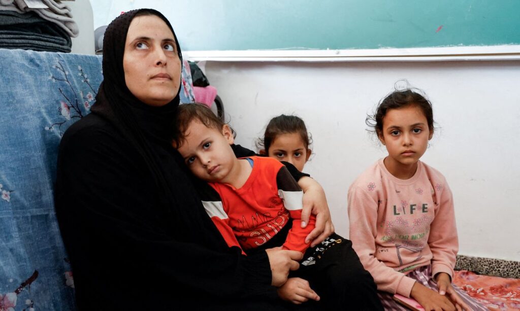 Palestinos, que fugiram de suas casas em meio aos ataques israelenses, abrigam-se em uma escola administrada pela ONU
20/10/2023
REUTERS/Mohammed Salem