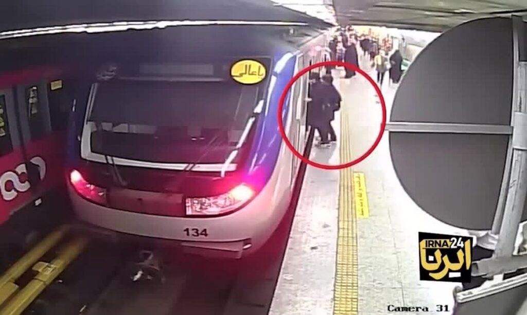 2140WD-IRAN-WOMEN_FILE_O_