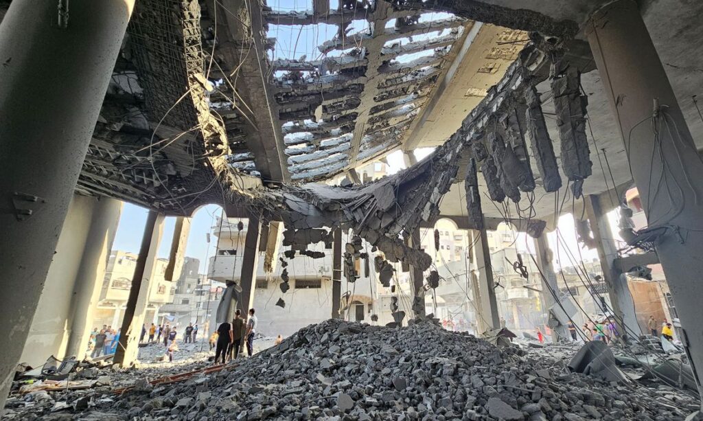Palestinos inspecionam escombros de uma mesquita destruída em ataques israelenses, no norte da Faixa de Gaza
22/10/2023
REUTERS/Anas al-Shareef