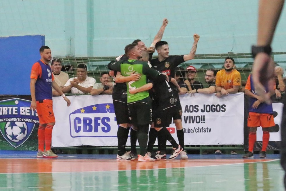 Jogadores do Sorocaba comemoram gol contra o Apodi-RN na final da Copa do Brasil — Foto: Gustavo Ginez/Magnus Futsal