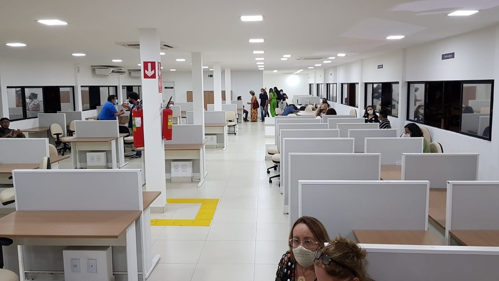 Biblioteca distribui livros de graça aos visitantes na semana do livro — Foto: Sara Cardoso/Inter TV Cabugi