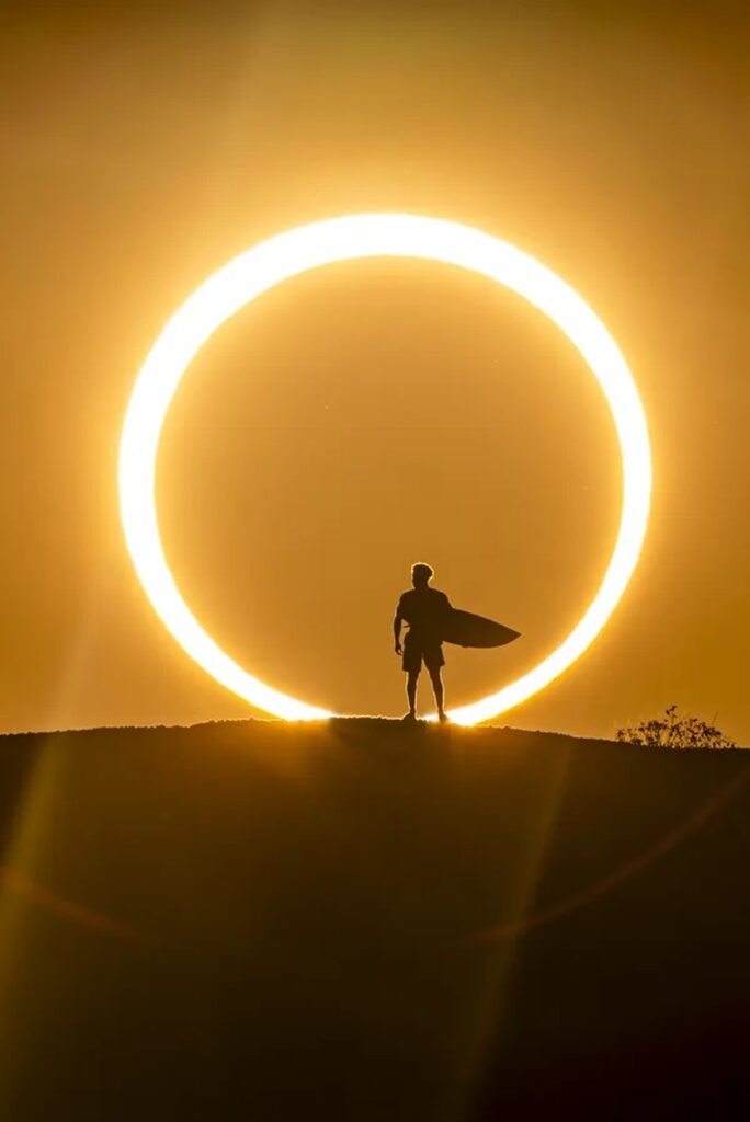 Ítalo Ferreira no eclipse solar anular no interior do RN — Foto: Marcelo Maragni/Red Bull