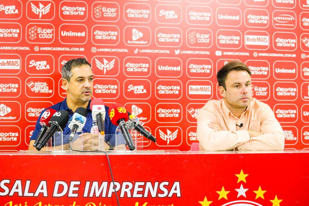 Marquinhos Santos e Martin Carvalho em entrevista coletiva do América-RN — Foto: Augusto César Gomes