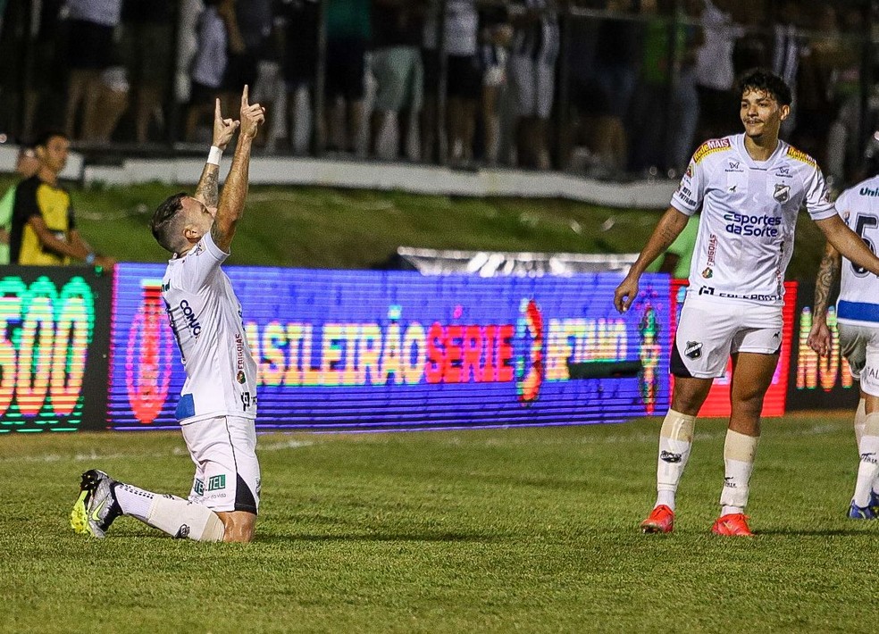 Paulo Sérgio comemora gol em vitória do ABC sobre a Ponte Preta — Foto: Alexandre Lago