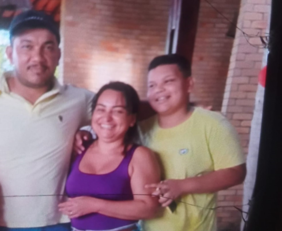 Edilson Ricardo dos Santos, de 45 anos, Geane de Oliveira, de 32, e Gerson de Oliveira, de 14 anos, foram mortos a tiros em São José de Mipibu. — Foto: Foto: Cedida
