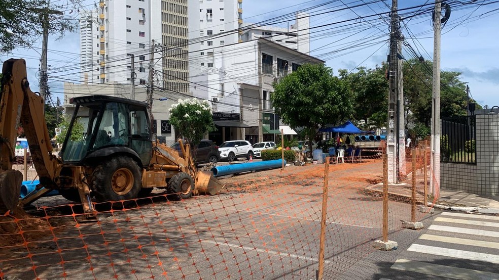 A Avenida Nilo Peçanha, em Petrópolis, está interditada para a passagem da tubulação da obra de drenagem do Largo do Atheneu. — Foto: Foto: Emerson Medeiros/Inter TV Cabugi