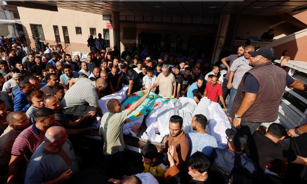 People carry the bodies of the Palestinians killed during Israeli strikes, amid the ongoing conflict between Israel and Palestinian Islamist group Hamas, in Khan Younis in the southern Gaza Strip, November 3, 2023. REUTERS/Mohammed Salem