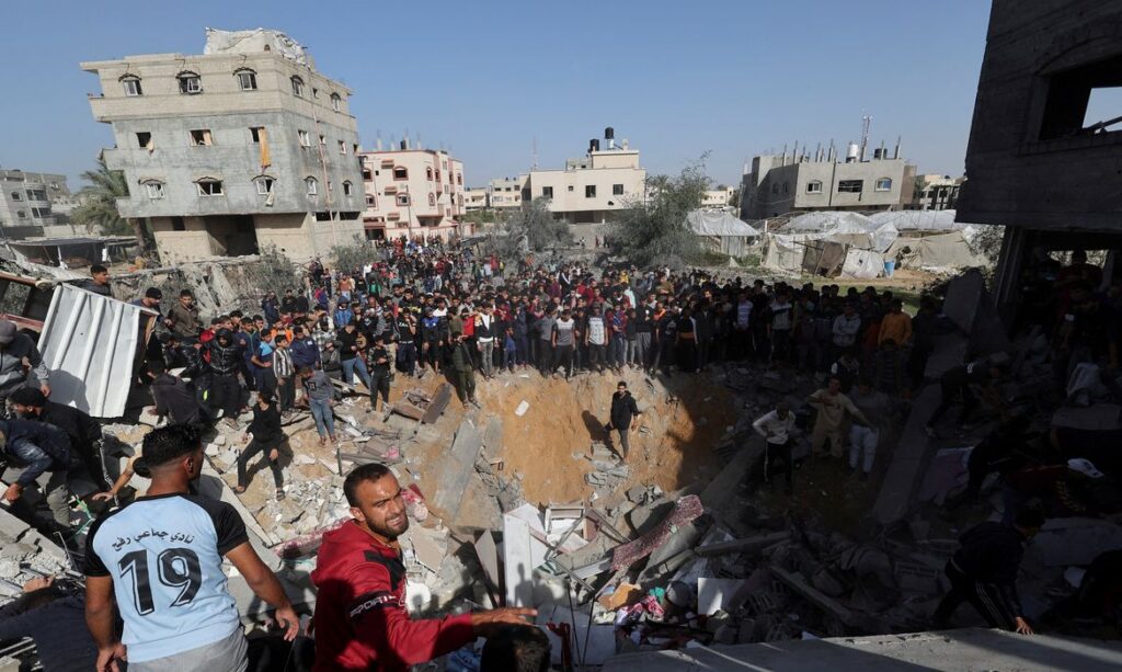 Palestinos buscam vítimas em Rafah após ataque israelense
 23/11/2023 
REUTERS/Ibraheem Abu Mustafa