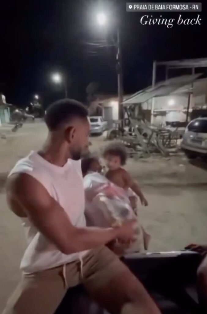 Matheus Cunha doa cestas básicas a moradores de Baía Formosa — Foto: Reprodução