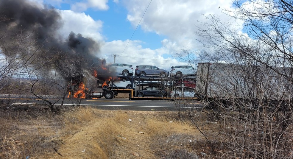 Caminhão-cegonha pega fogo na BR-304 no RN — Foto: Focoelho/Cedido
