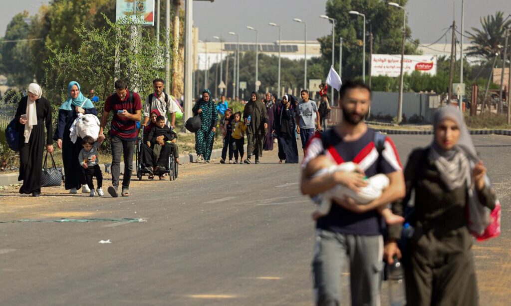 Palestinian civilians walk while evacuating from the north of the Gaza Strip towards south, amid the ongoing conflict between Israel and Palestinian Islamist group Hamas, in the central Gaza Strip November 7, 2023. REUTERS/Ahmed Zakot