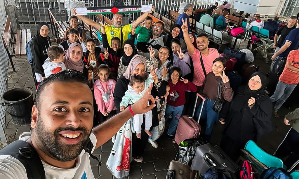 12/11/2023, Selfie de Hasan Rabee com o grupo de brasileiros instantes antes de concretizarem a saída de Gaza. Foto: Arquivo pessoal