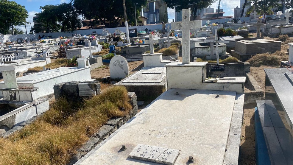 Crucifixos, argolas e pedras foram furtados de túmulos no cemitério público de Ponta Negra, em Natal — Foto: Foto: Francielly Medeiros/Inter TV Cabugi