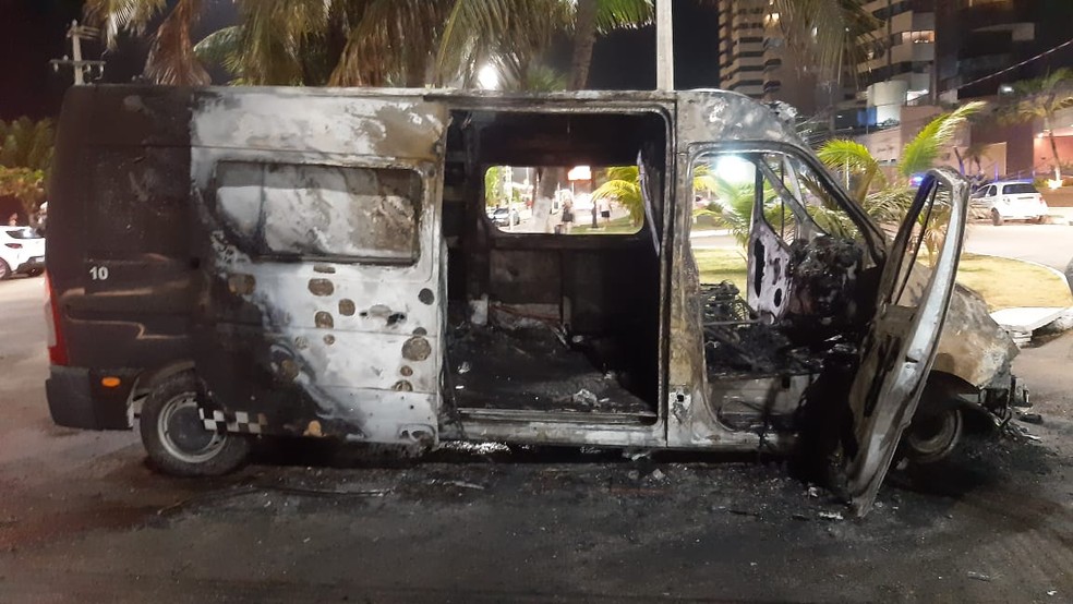 Viatura da PMRN fica destruída após pegar fogo na Zona Leste de Natal — Foto: Sérgio Henrique Santos / InterTV Cabugi