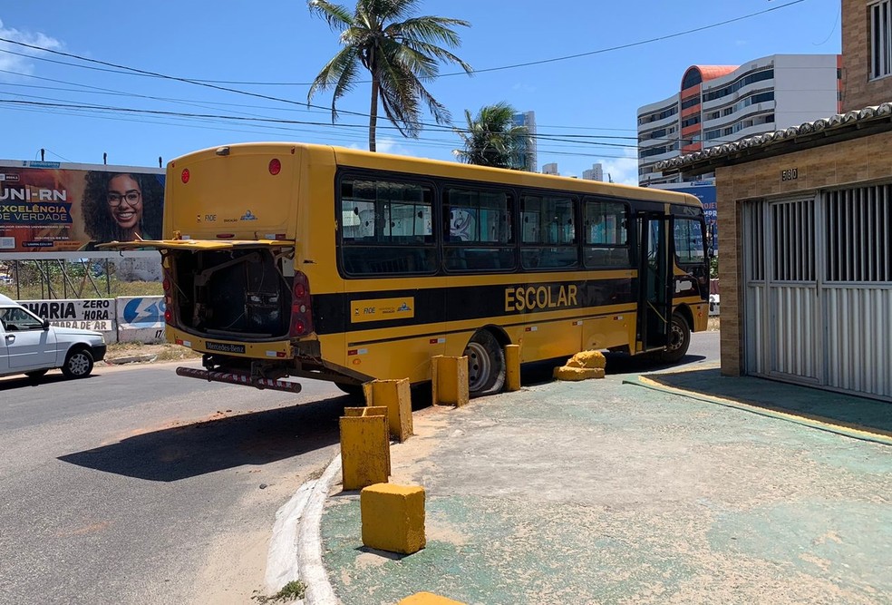 Ônibus escolar com estudantes a caminho do Enem bate em calçada na Zona Leste de Natal — Foto: Gustavo Brendo / InterTV Cabugi