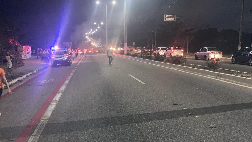 Manifestantes estão queimando entulhos na Ponte Newton Navarro, sentido Zona Norte de Natal — Foto: Foto: STTU
