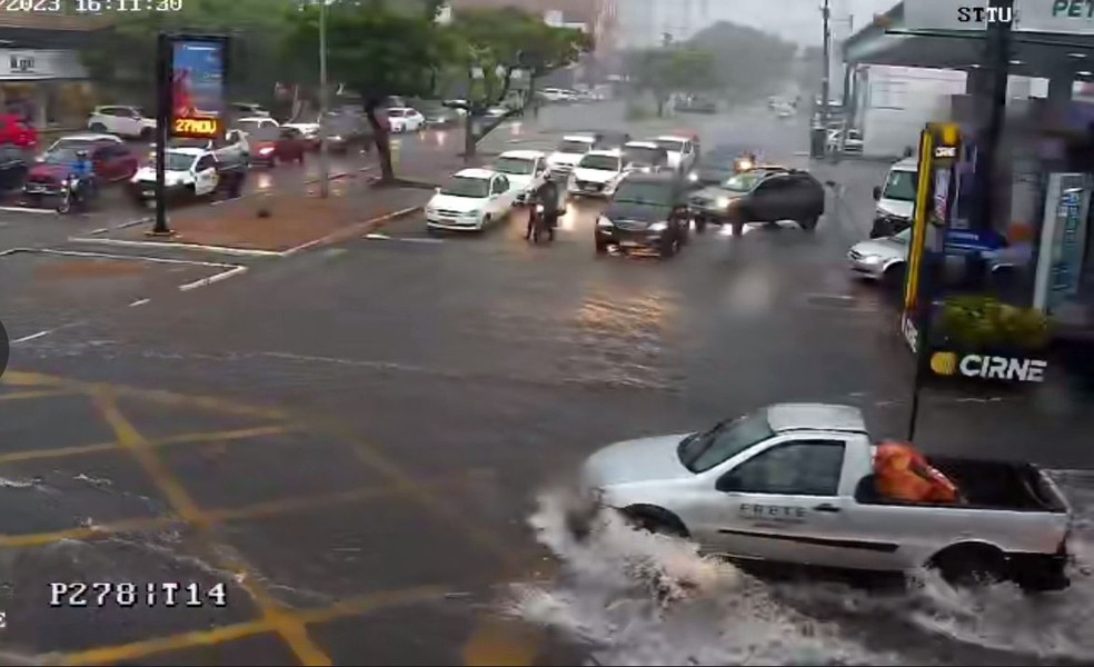 Avenidas de Natal têm alagamentos e semáforos quebrados após chuva nesta segunda (27) — Foto: STTU/Divulgação
