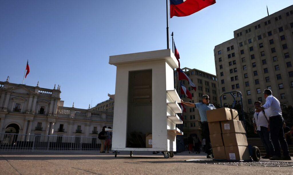 Trabalhadores entregam caixas contendo exemplares da proposta de nova Constituição do Chile em Santiago
27/11/2023 REUTERS/Ivan Alvarado