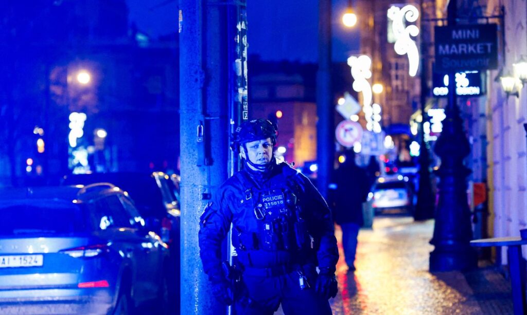 Policial protege área após ataque a tiros em um dos edifícios da Universidade Charles em Praga
21/12/2023
REUTERS/David W Cerny