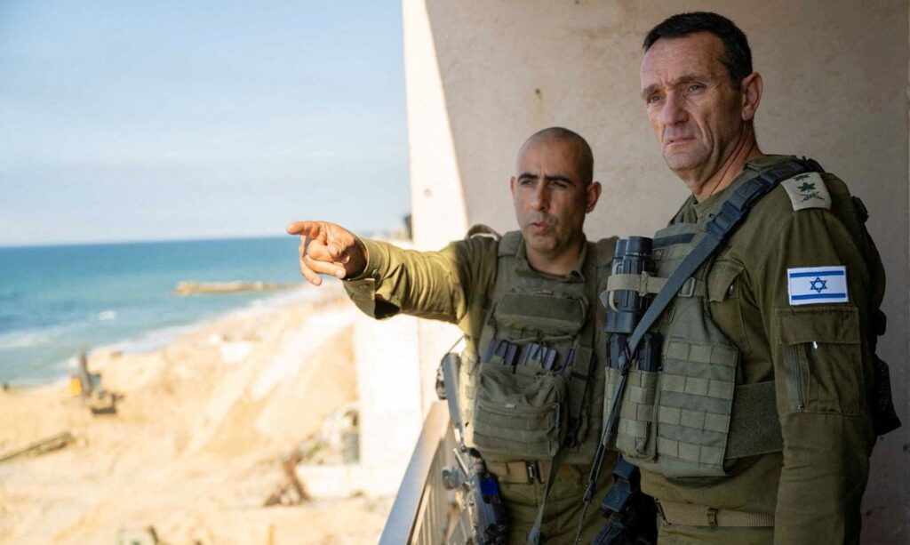 Israel. 26/12/2023 Chefe militar de Israel, Herzi Halevi, ouve oficial durante visita a soldados envolvidos na guerra contra o Hamas.
Forças de Defesa de Israel/Divulgação via REUTERS