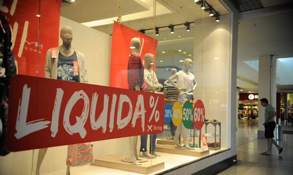 Itaboraí (RJ) -  Loja do shopping Itaboraí Plaza em liquidação. O desemprego aumentou após a redução das obras do Comperj (Tânia Rêgo/Agência Brasil)