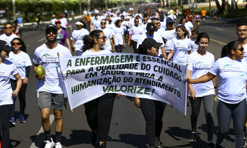 Brasília (DF), 21/05/2023 - Profissionais de enfermagem de Brasília participam da 1ª Caminhada da Enfermagem pela valorização profissional. Foto: Marcelo Camargo/Agência Brasil
