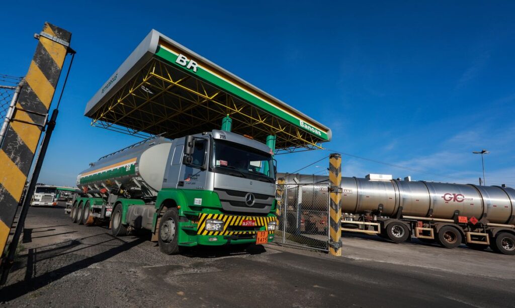 Caminhão-tanque em refinaria da Petrobras em Canoas (RS)