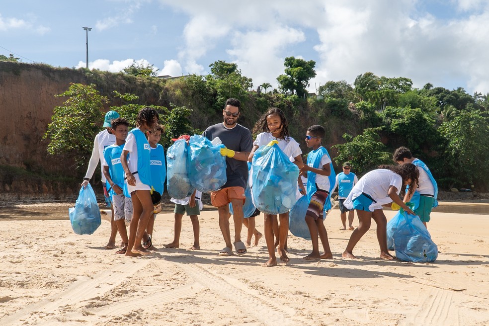 Ítalo Ferreira e crianças fazem mutirão de limpeza na praia de Baía Formosa — Foto: Divulgação
