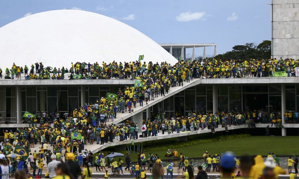 Manifestantes invadem Congresso, STF e Palácio do Planalto.