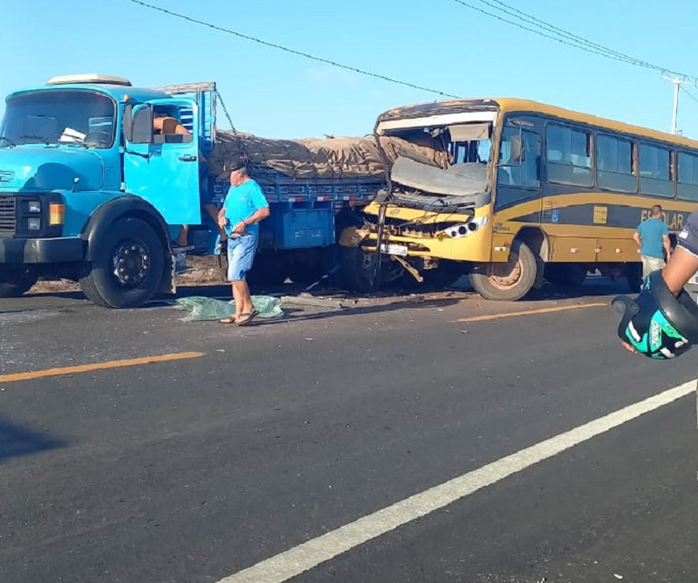 Ônibus bateu na traseira de caminhão na RN-110 em Areia Branca — Foto: Reprodução