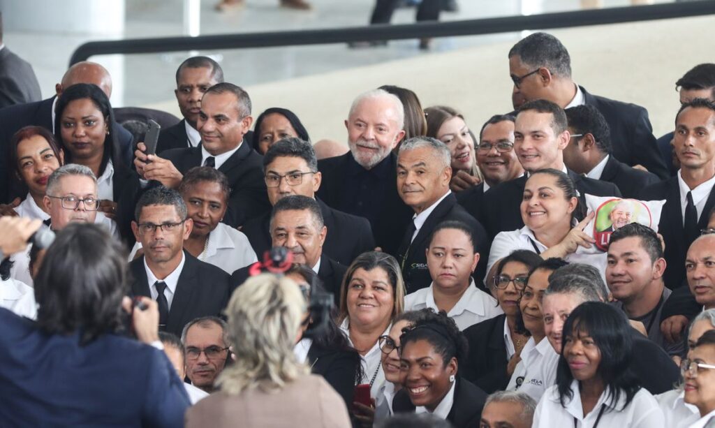 Brasília, (DF) – 21/12/2023 – O presidente Luiz Inácio Lula da Silva participa, de confraternização com os (as) trabalhadores (as) do Palácio do Planalto. Foto Valter Campanato/Agência Brasil.