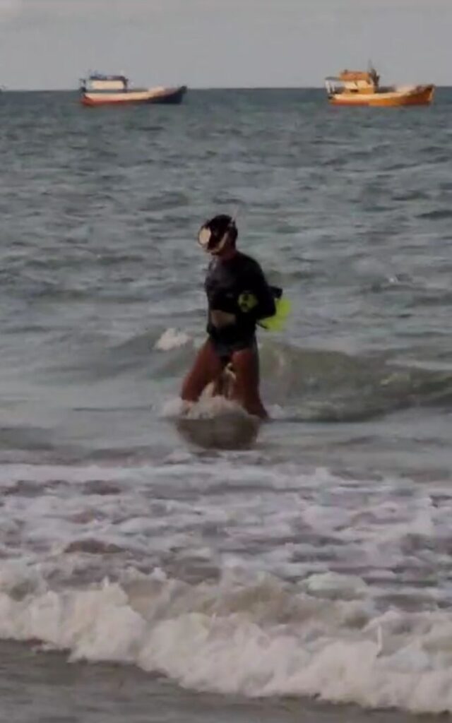 Valdir Monteiro nadou 5 km até a costa de Rio do Fogo após se perder de jangada; ele ainda carregou cerca de 10 kg de polvo até a praia — Foto: Foto: Reprodução