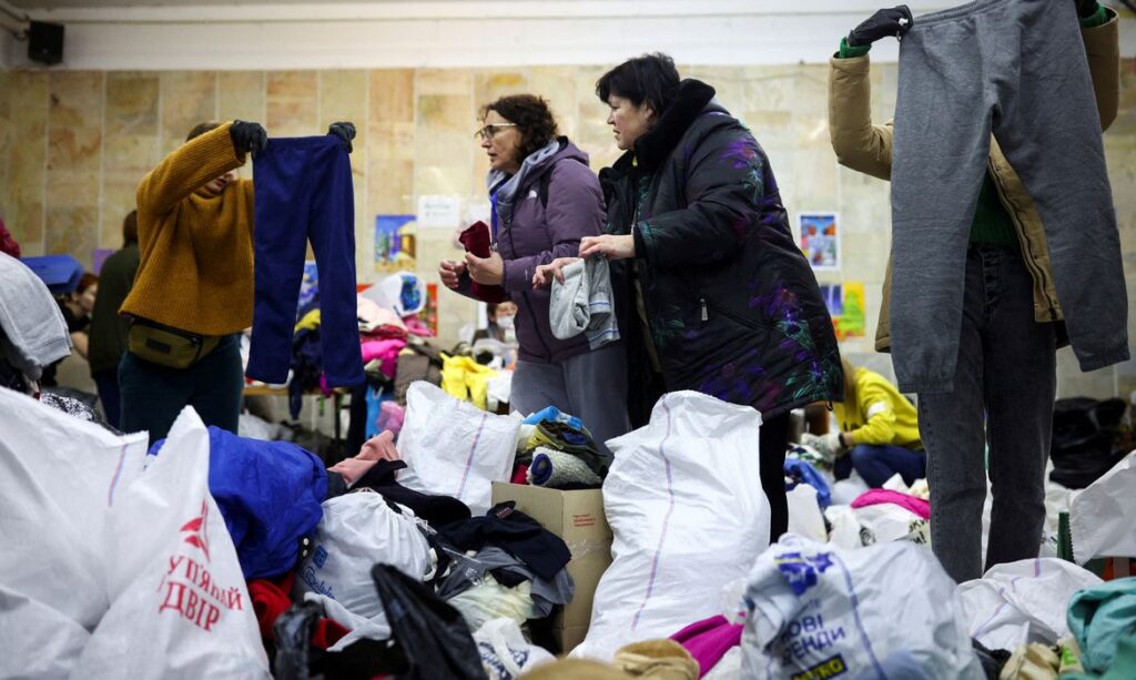 Voluntários levam bens de primeira necessidade para ucranianos que estão fugindo da guerra, em Lviv, na Ucrânia