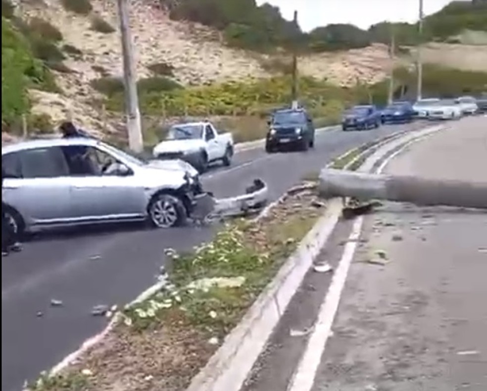 Motorista perde controle de carro e derruba poste na Via Costeira em Natal — Foto: Reprodução