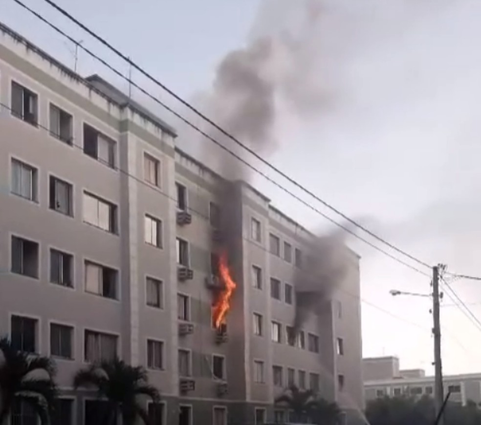 Incêndio atingiu apartamento em Nova Parnamirim — Foto: Redes sociais