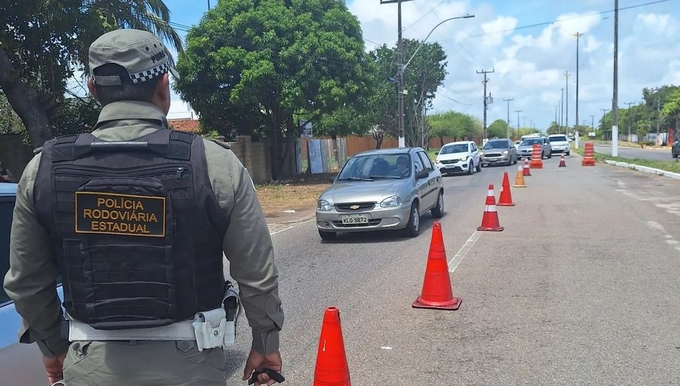 Fiscalização da Polícia Rodoviária Estadual no litoral Sul potiguar — Foto: CPRE/Divulgação