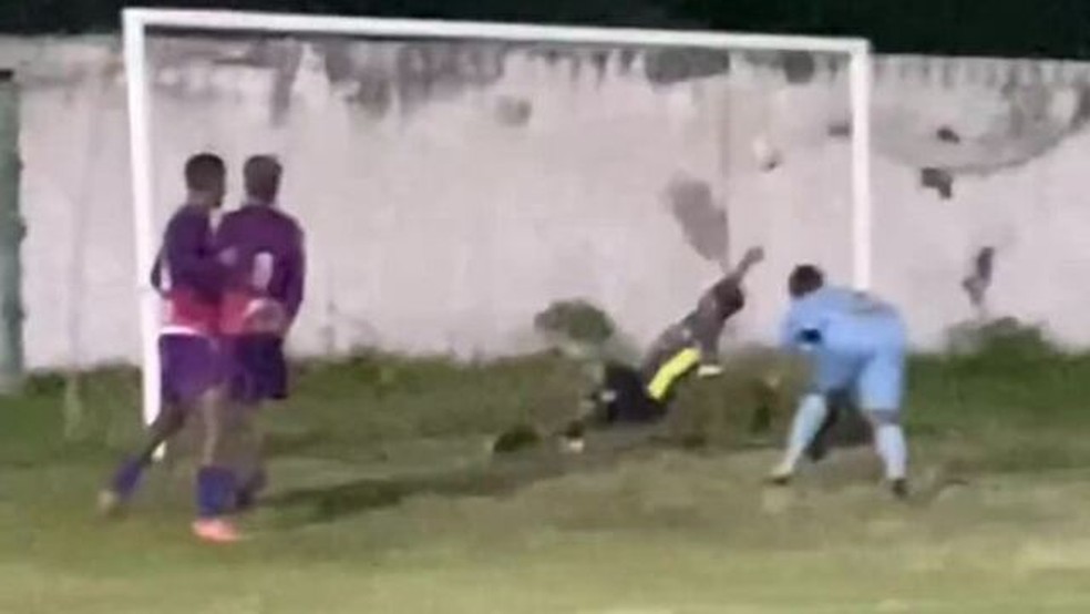 Defensor do Manchester City tira a bola com a mão em cima da linha e evita gol do Bahia; árbitro não marcou pênalti — Foto: Reprodução/Futmetas