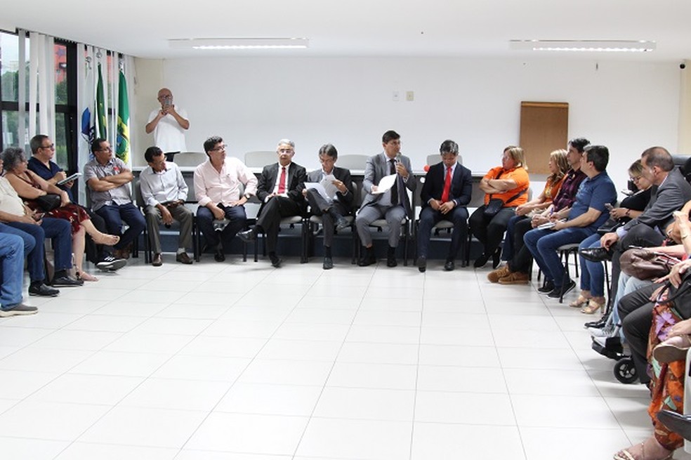 Representantes do governo em reunião com sindicatos de servidores estaduais — Foto: Dayse Bezerra/Divulgação