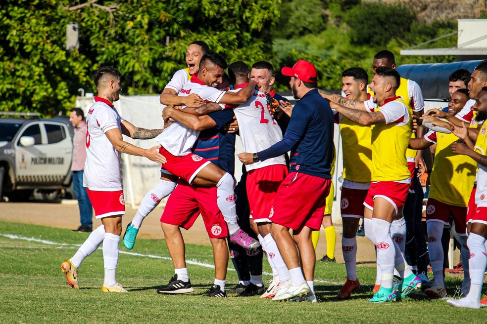 Jogadores do América-RN festejam o gol de Gustavo Ramos — Foto: Ricardo Oliveira