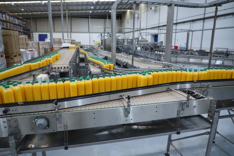 Economia - indústria e comércio - fabricação de suco - suco de laranja - linha de produção - empresa - fábrica