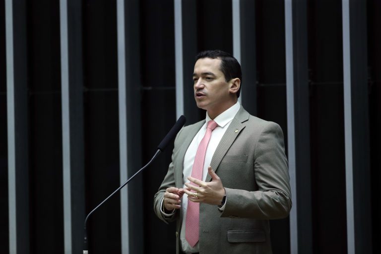 Alexandre Guimarães discursa na tribuna do Plenário