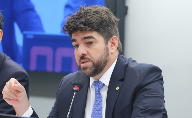 Zé Vitor fala durante reunião de comissão