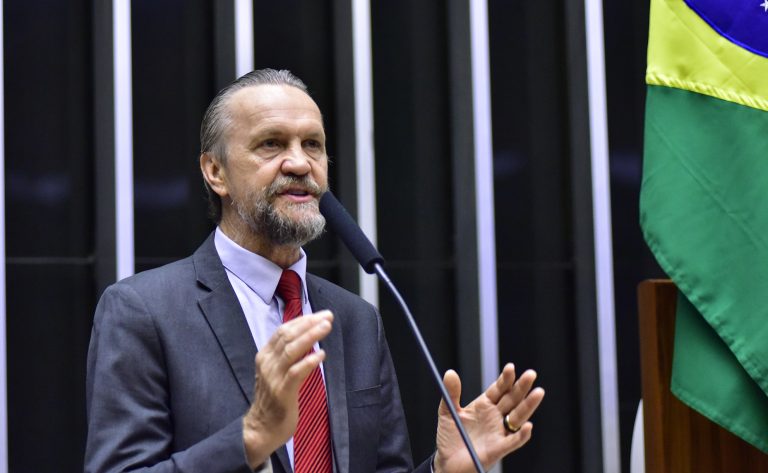 Pedro Uczai discursa na tribuna do Plenário