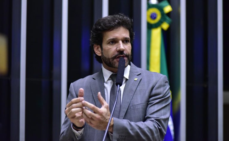 Marcelo Álvaro Antônio discursa na tribuna do Plenário