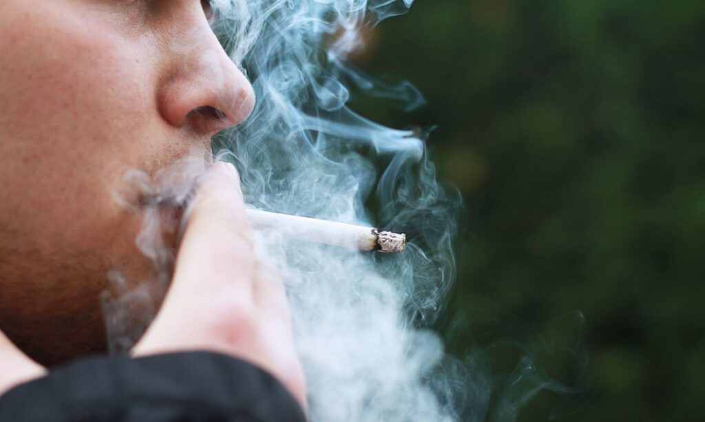 Consumo mundial de tabaco cai, informa relatório da OMS. Cigarro, fumaça, tabaco, fumo. Foto: Kruscha/Pixabay