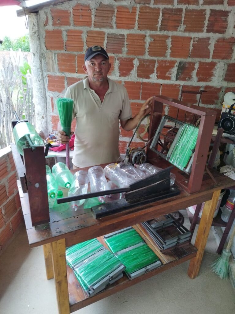 José Camilo Neto criou sua própria fábrica de vassouras de garrafa pet após sair do CDP de Apodi, na região Oeste do RN, onde ficou preso por 4 anos e meio — Foto: Marcio Morais