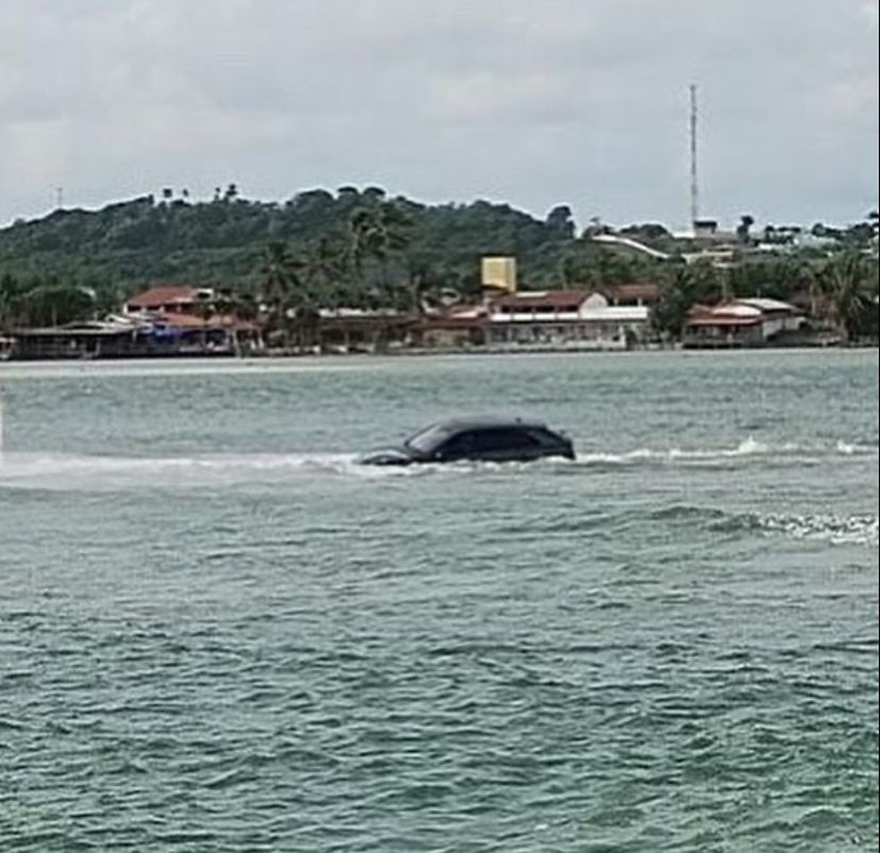 Carro de luxo ficou coberto por água no encontro do mar com o rio no litoral do RN — Foto: Redes Sociais