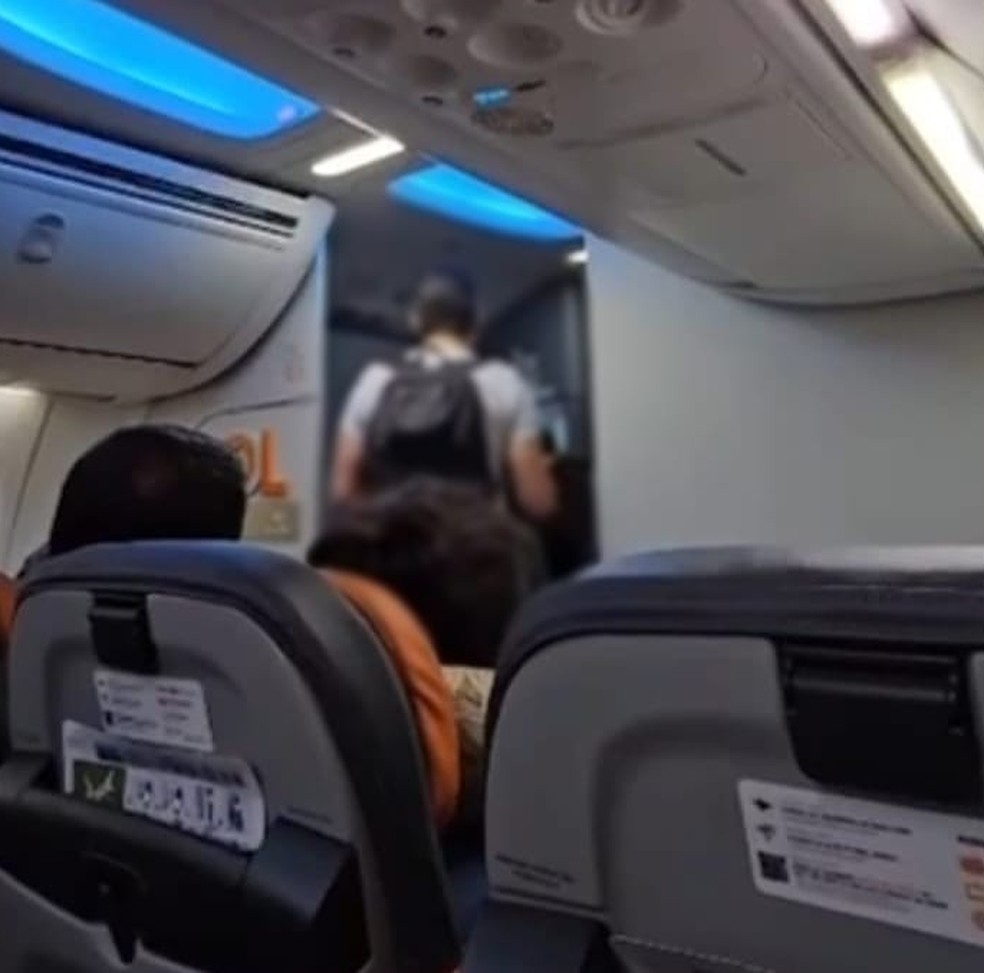 Passageiro foi retirado de voo após denúncia de agressão contra esposa. — Foto: Reprodução